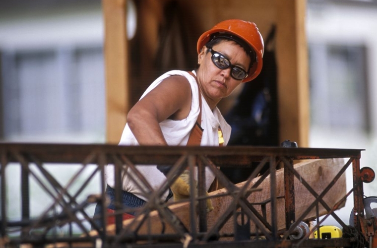 female construction worker wearing safety glasses and a hard hat